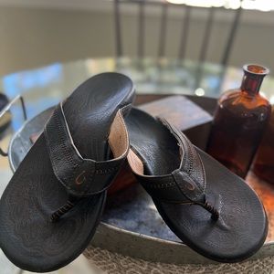 Mens Olukai leather flip flops